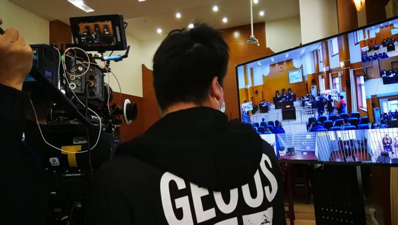 AI生成VS人工创意——芷江广告片拍摄公司的技术浪漫主义实践